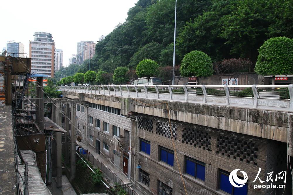 重庆“最牛违章建筑”-建在公路下