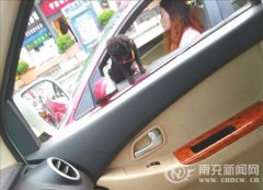 南充最牛女驾驶员开车也遛宠物狗，引起