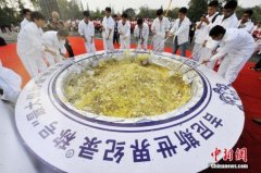 <b>史上奇葩记录扬州最大份量炒饭 挑战世界</b>