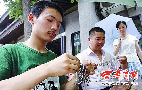 史上最快手解九连环 1分54秒破纪录