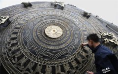 世界上最大铜鼓直径4.2米-广西两兄弟铸造
