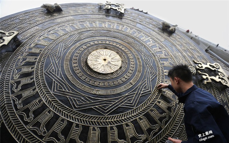 世界上最大铜鼓直径4.2米-广西两兄弟铸造