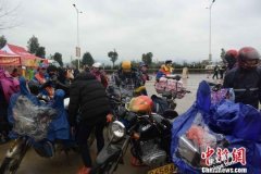 农村孩子春节最好的礼物是父母回家过年