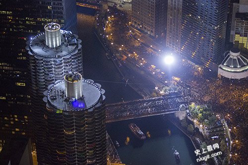 史上最强挑战者美国Nik Wallenda蒙眼穿梭于芝加哥两座摩天大楼间