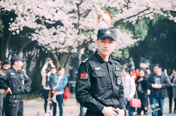 「最帅保安」武汉大学樱花节爆红 小鲜肉人人爱