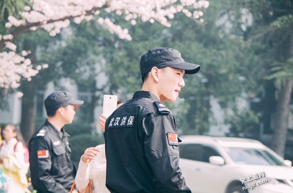 「最帅保安」武汉大学樱花节爆红 小鲜肉人人爱