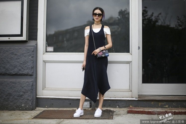当红白鞋 搭女人味裙装也对味！