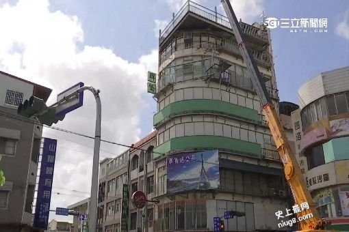 冈山最牛违建「败部复活」网友惊呼世界奇观