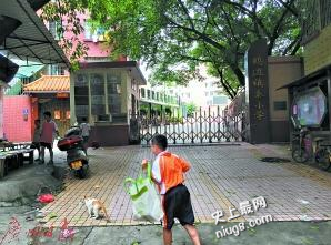 小学现最恶臭篮球场怎么回事？橡胶卷材惹的祸？