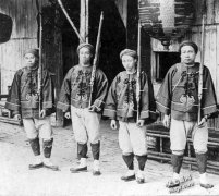 清兵胸口上挂着「兵」「勇」究竟有什么