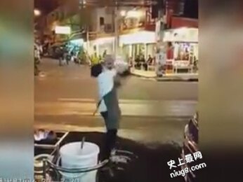 史上最牛街上大排档厨师 飞天传菜