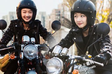 爱情电影《谎言西西里》周冬雨 骑摩托车帅气甜美