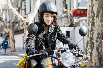 爱情电影《谎言西西里》周冬雨 骑摩托车帅气甜美