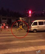 女神半夜练擘腿功 近看令人笑爆肚！