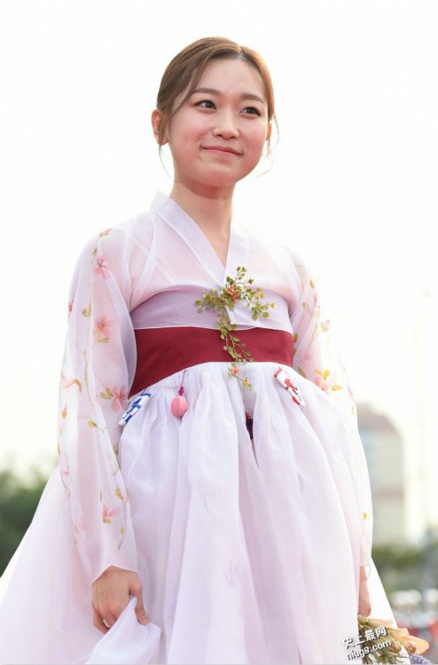 2016年首尔国际电视节：宋仲基短发造型亮相，Girl's Day成员惠利最为抢镜