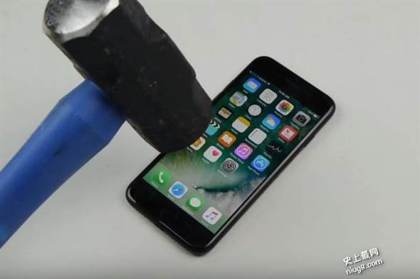 iPhone7屏幕是什么材料？拿铁鎚敲结果是...