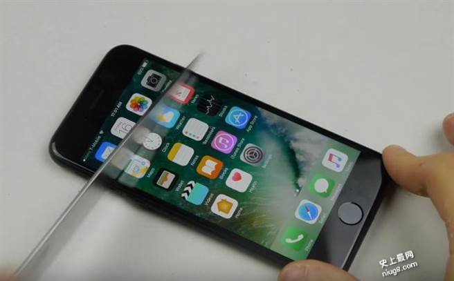 iPhone7屏幕是什么材料？拿铁鎚敲结果是...