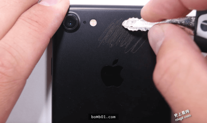 iPhone 7做机身耐刮、火烤与折弯测试，结果让人有点惊讶