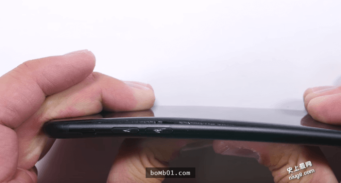 iPhone 7做机身耐刮、火烤与折弯测试，结果让人有点惊讶
