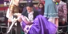  印尼新娘婚礼上哭晕 前男友突现身「公