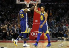 NBA》小球迷遇火灾仅救鞋 柯瑞回赠新鞋