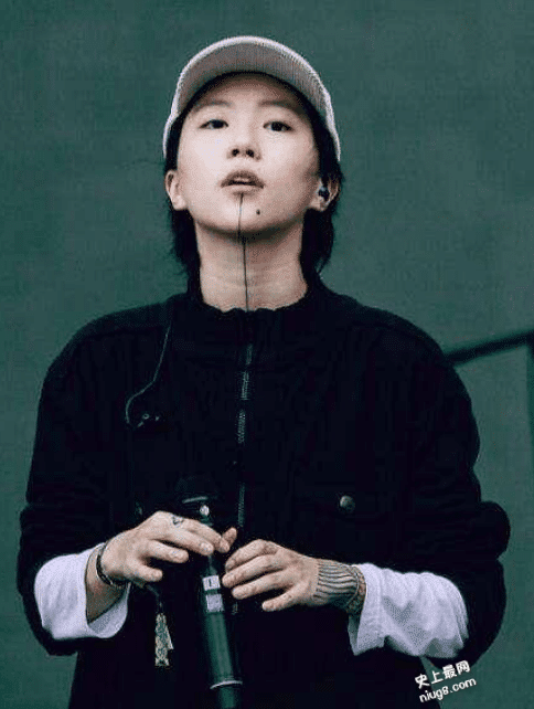 窦靖童纹身含义是什么,母亲王菲不管的吗?