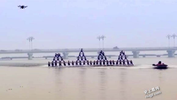 世界上最大的人体滑水金字塔由48人组成