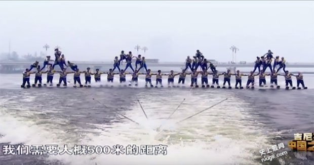 世界上最大的人体滑水金字塔由48人组成
