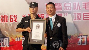 中国特警队员毛卫东平板支撑时间最长的