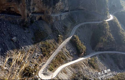 史上奇观挂壁公路,领路锡崖沟挂壁公路的建造传