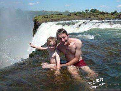 维多利亚瀑布顶部魔鬼池,最具风险的游泳池