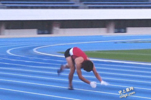 史上最快；日本猴男四肢百米跑15.71秒