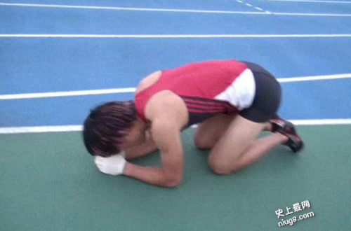史上最快；日本猴男四肢百米跑15.71秒