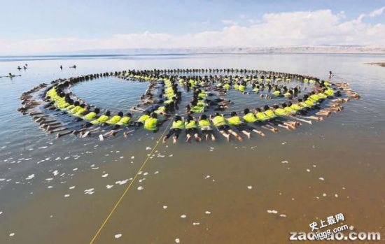 约旦人在死海拼成最大漂浮图案促进旅游发展