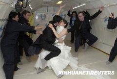 美国新人举办世界首场零重力状态婚礼