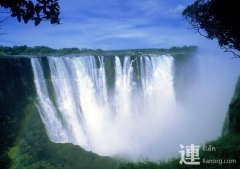 世界上声音最大的瀑布：维多利亚瀑布冲