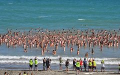 世界最大规模集体果泳：新西兰745人欢聚