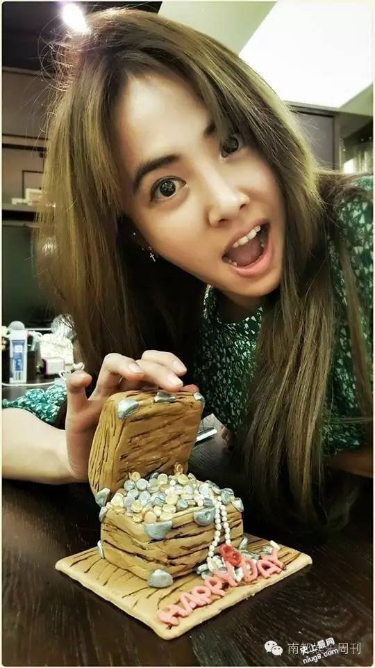 娱乐圈高段位吃货：林依轮把月饼棒红