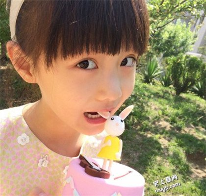 中国小童星张籽沐和纪姿含谁漂亮  美美酷似双胞