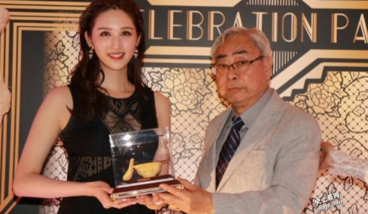 香港27岁女星何傲儿与80岁富商林建名传爷孙恋