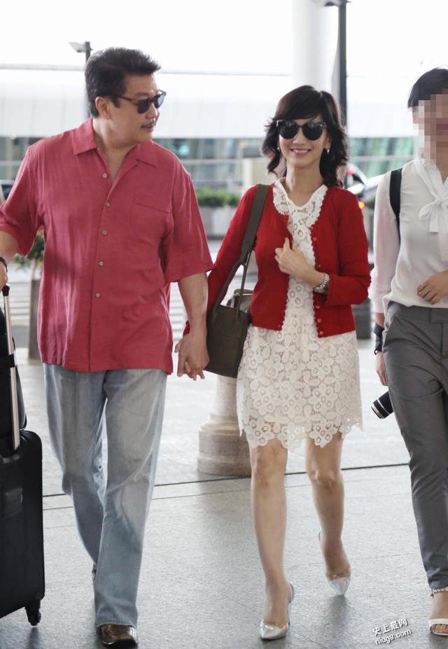 61岁赵雅芝结婚31年 有一种爱叫做十指紧扣寸步不