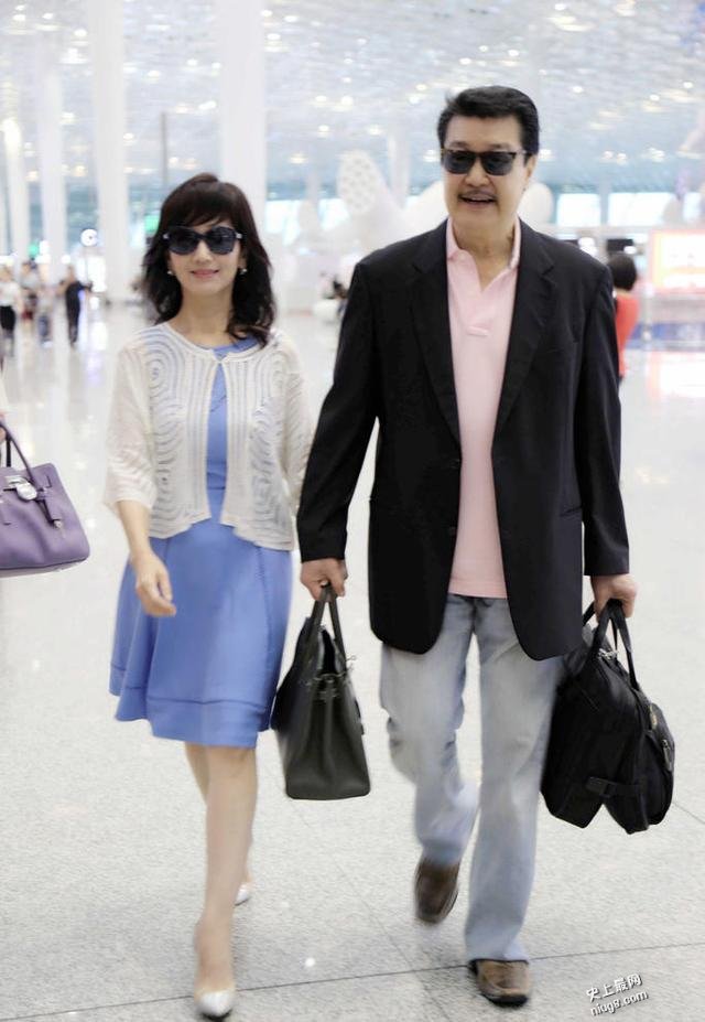 61岁赵雅芝结婚31年 有一种爱叫做十指紧扣寸步不