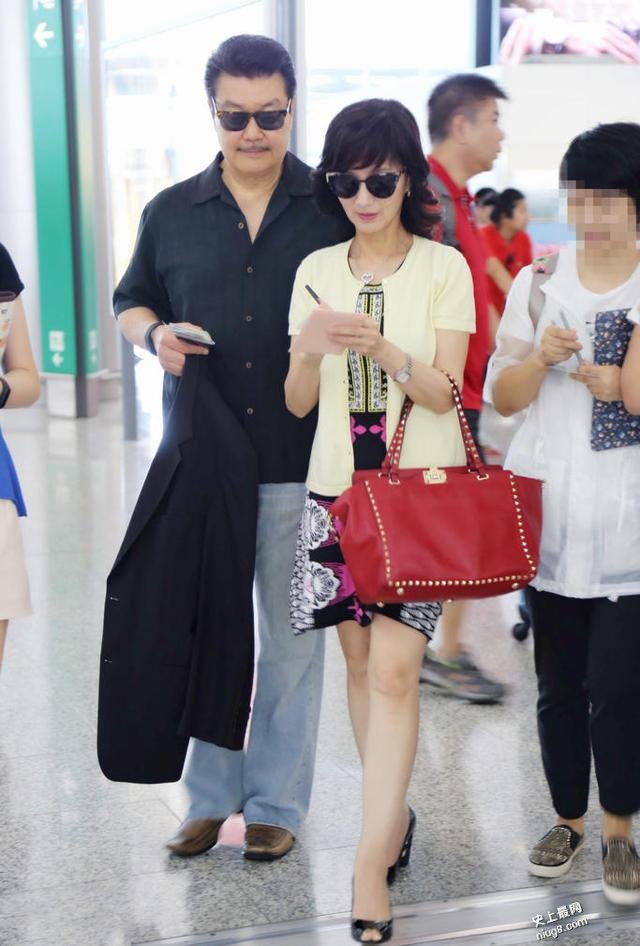 61岁赵雅芝结婚31年 有一种爱叫做十指紧扣寸步不