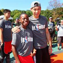 NBA》林书豪与小孩同乐 美媒讚其防守能力