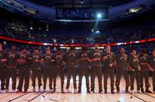 nba有创意！奏国歌时球员手臂相互紧勾