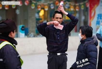 10大世界疯狂撒钱事件 天上真的掉下馅饼了,