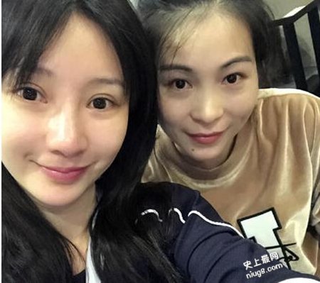 柳岩回老家约闺蜜 网友的注意力不在胸上却在脸