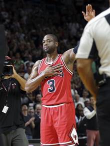 NBA》韦德重返迈阿密受欢呼 顺便棒打老东