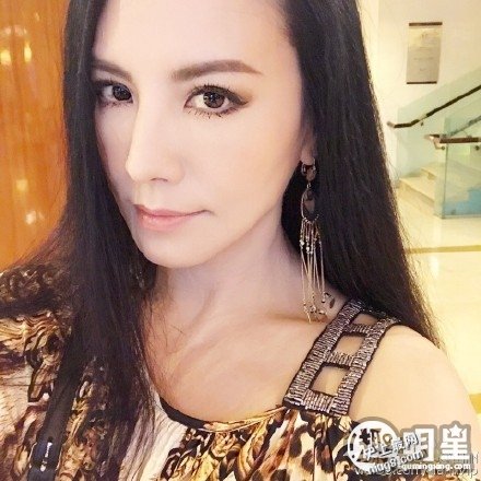 娱乐八卦:49岁田丽谈欲望和死亡 美照激似志玲姐
